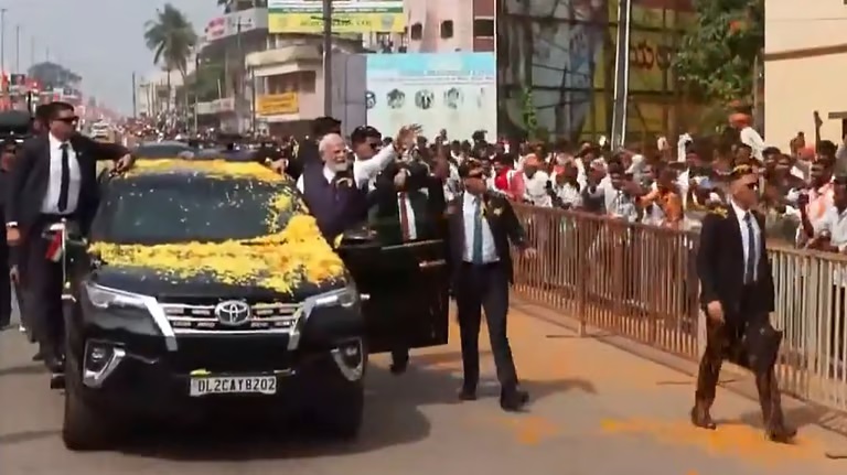 ಕೃಷ್ಣನೂರು ಉಡುಪಿಯಲ್ಲಿ ಪ್ರಧಾನಿ ಮೋದಿ ರೋಡ್ ಶೋ: ಹೂಮಳೆ ಸುರಿಸಿ ಸ್ವಾಗತ ಕೃಷ್ಣನೂರು ಉಡುಪಿಯಲ್ಲಿ ಪ್ರಧಾನಿ ಮೋದಿ ರೋಡ್ ಶೋ: ಹೂಮಳೆ ಸುರಿಸಿ ಸ್ವಾಗತ