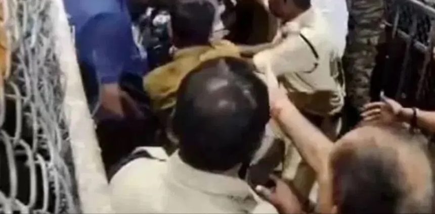 ಆಂಧ್ರದ ವೆಂಕಟೇಶ್ವರ ದೇವಸ್ಥಾನದಲ್ಲಿ ಕಾಲ್ತುಳಿತ: 9 ಮಂದಿ ಮರಣ ಆಂಧ್ರದ ವೆಂಕಟೇಶ್ವರ ದೇವಸ್ಥಾನದಲ್ಲಿ ಕಾಲ್ತುಳಿತ: 9 ಮಂದಿ ಮರಣ