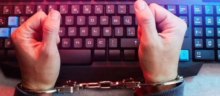 ಕರ್ನಾಟಕದಲ್ಲೇ ಅತಿದೊಡ್ಡ ಡಿಜಿಟಲ್ ಅರೆಸ್ಟ್ ಪ್ರಕರಣ: ಟೆಕ್ಕಿಗೆ 31.83 ಕೋಟಿ ಹಣ ಪಂಗನಾಮ ಕರ್ನಾಟಕದಲ್ಲೇ ಅತಿದೊಡ್ಡ ಡಿಜಿಟಲ್ ಅರೆಸ್ಟ್ ಪ್ರಕರಣ: ಟೆಕ್ಕಿಗೆ 31.83 ಕೋಟಿ ಹಣ ಪಂಗನಾಮ