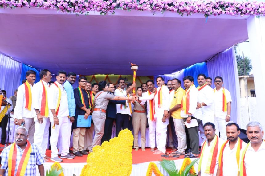 ಬಳ್ಳಾರಿಯಲ್ಲಿ ಸಂಭ್ರಮದ ಕರ್ನಾಟಕ ರಾಜ್ಯೋತ್ಸವ;  ಕನ್ನಡ ಭಾಷೆ ಉಳಿಸಿ, ಬೆಳೆಸುವ ಕಾರ್ಯ ಎಲ್ಲರದ್ದು: ಸಚಿವ ರಹೀಂ ಖಾನ್