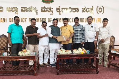 ಬಳ್ಳಾರಿ ಜಿಲ್ಲಾ ವಾಣಿಜ್ಯ ಮತ್ತು ಕೈಗಾರಿಕಾ ಸಂಸ್ಥೆಯ ನೂತನ ಅಧ್ಯಕ್ಷರಾಗಿ ಅವ್ವಾರು ಮಂಜುನಾಥ್ ಅಧಿಕಾರ ಸ್ವೀಕಾರ