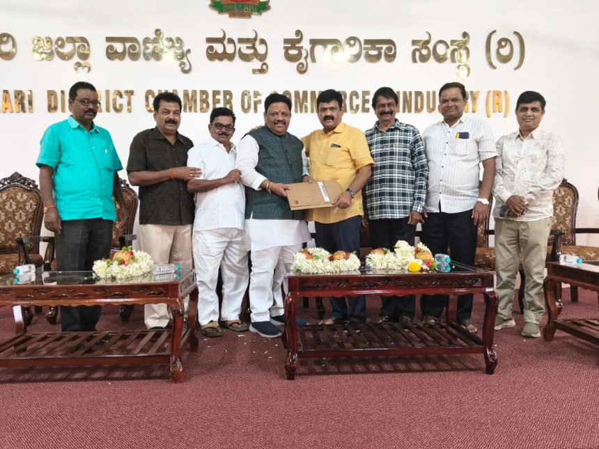 ಬಳ್ಳಾರಿ ಜಿಲ್ಲಾ ವಾಣಿಜ್ಯ ಮತ್ತು ಕೈಗಾರಿಕಾ ಸಂಸ್ಥೆಯ ನೂತನ ಅಧ್ಯಕ್ಷರಾಗಿ ಅವ್ವಾರು ಮಂಜುನಾಥ್ ಅಧಿಕಾರ ಸ್ವೀಕಾರ