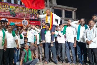 ಶಿವಯೋಗಿ ವೃತ್ತದಲ್ಲಿ ರೈತರಿಂದ ಸಿಹಿ, ಪಟಾಕಿ, ಹಚ್ಚಿ ಸಂಭ್ರಮ