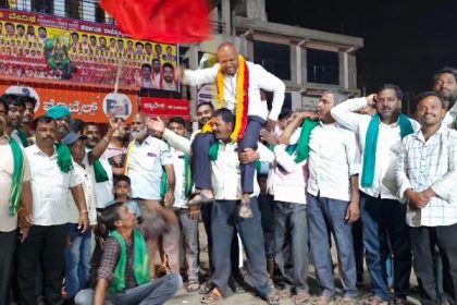 ಶಿವಯೋಗಿ ವೃತ್ತದಲ್ಲಿ ರೈತರಿಂದ ಸಿಹಿ, ಪಟಾಕಿ, ಹಚ್ಚಿ ಸಂಭ್ರಮ