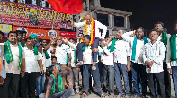 ಶಿವಯೋಗಿ ವೃತ್ತದಲ್ಲಿ ರೈತರಿಂದ ಸಿಹಿ, ಪಟಾಕಿ, ಹಚ್ಚಿ ಸಂಭ್ರಮ ಶಿವಯೋಗಿ ವೃತ್ತದಲ್ಲಿ ರೈತರಿಂದ ಸಿಹಿ, ಪಟಾಕಿ, ಹಚ್ಚಿ ಸಂಭ್ರಮ