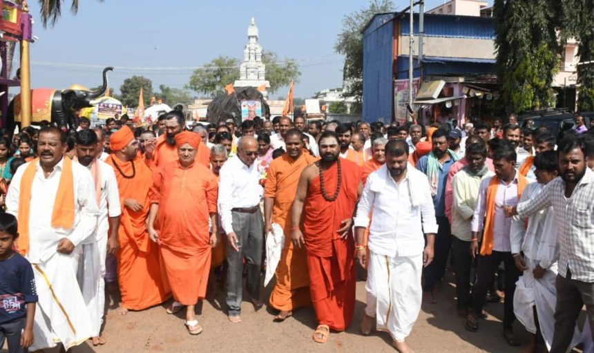  ಗರಗ ದಿಂದ ಶ್ರೀ ಕ್ಷೇತ್ರ ಉಳವಿ ದರ್ಶನ ಕ್ಕೆ ಭಕ್ತರ  ಪಾದಯಾತ್ರೆ