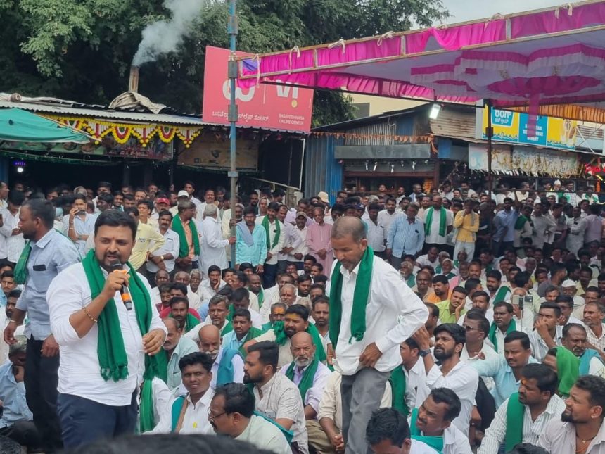 ಕಬ್ಬಿಗೆ ರೂ. 3300/- ಘೋಷಣೆ, ರಾಜ್ಯ ರೈತ ಸಂಘದ ಹೋರಾಟಕ್ಕೆ ಸಂದ ಜಯ : ಮಹಾಂತೇಶ ವಕ್ಕುಂದ ಕಬ್ಬಿಗೆ ರೂ. 3300/- ಘೋಷಣೆ, ರಾಜ್ಯ ರೈತ ಸಂಘದ ಹೋರಾಟಕ್ಕೆ ಸಂದ ಜಯ : ಮಹಾಂತೇಶ ವಕ್ಕುಂದ