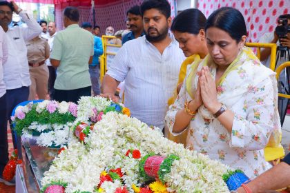 ಮೇಟಿ ಪಾರ್ಥಿವ ಶರೀರಕ್ಕೆ ಅಂತಿಮ ನಮನ ಸಲ್ಲಿಸಿದ ಹೆಬ್ಬಾಳಕರ್