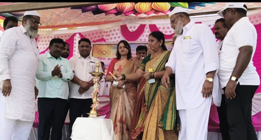 ಇಂಡಿ ಪಟ್ಟಣದ  ಎಸ್.ಜಿ.ಬಾಗವಾನ ಆಂಗ್ಲ ಮಾದ್ಯಮ ಪ್ರಾಥಮಿಕ ಮತ್ತು ಪ್ರೌಢಶಾಲೆಯಲ್ಲಿ ನಡೆದ ವಿಜಯಪುರ ಜಿಲ್ಲಾ ಮಟ್ಟದ  ಕುಸ್ತಿ ಪಂದ್ಯಾವಳಿ ಉದ್ಘಾಟಿಸಿ ಎಸಿ ಅನುರಾಧಾ ವಸ್ತçದ ಮಾತನಾಡಿದರು.