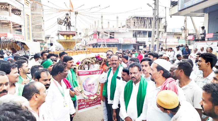 ಕಬ್ಬು ಬೆಳೆಗಾರರ ಹೋರಾಟ ತೀವ್ರ: ಮೂಡಲಗಿ ಪಟ್ಟಣ ಸಂಪೂರ್ಣ ಸ್ಥಬ್ಧ ಕಬ್ಬು ಬೆಳೆಗಾರರ ಹೋರಾಟ ತೀವ್ರ: ಮೂಡಲಗಿ ಪಟ್ಟಣ ಸಂಪೂರ್ಣ ಸ್ಥಬ್ಧ