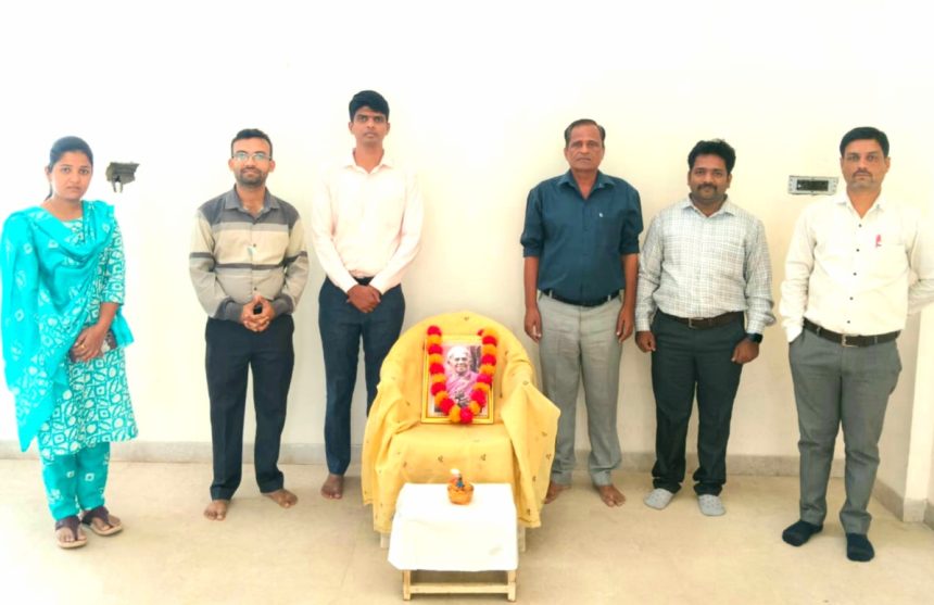 ಸಾಲುಮರದ ತಿಮ್ಮಕ್ಕನವರ ಕಾರ್ಯ ಅನುಕರಣೀಯ; ಪ್ರೊ. ರಮೇಶ್ ಪೈರಾಸಿ ಸಾಲುಮರದ ತಿಮ್ಮಕ್ಕನವರ ಕಾರ್ಯ ಅನುಕರಣೀಯ; ಪ್ರೊ. ರಮೇಶ್ ಪೈರಾಸಿ