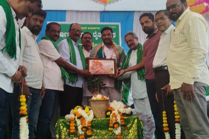 ರಾಜ್ಯ ರೈತ ನಾಯಕ ಚೂನಪ್ಪ ಪೂಜೇರಿ ಅವರಿಗೆ  ಸತ್ಕಾರ.