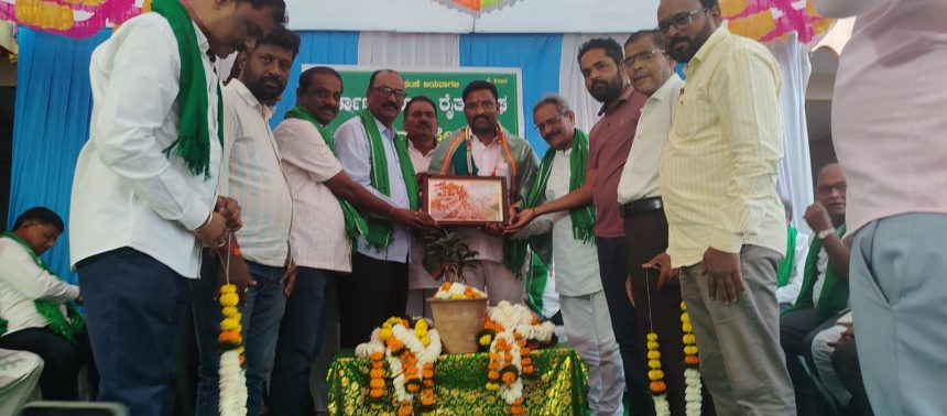 ರಾಜ್ಯ ರೈತ ನಾಯಕ ಚೂನಪ್ಪ ಪೂಜೇರಿ ಅವರಿಗೆ  ಸತ್ಕಾರ.