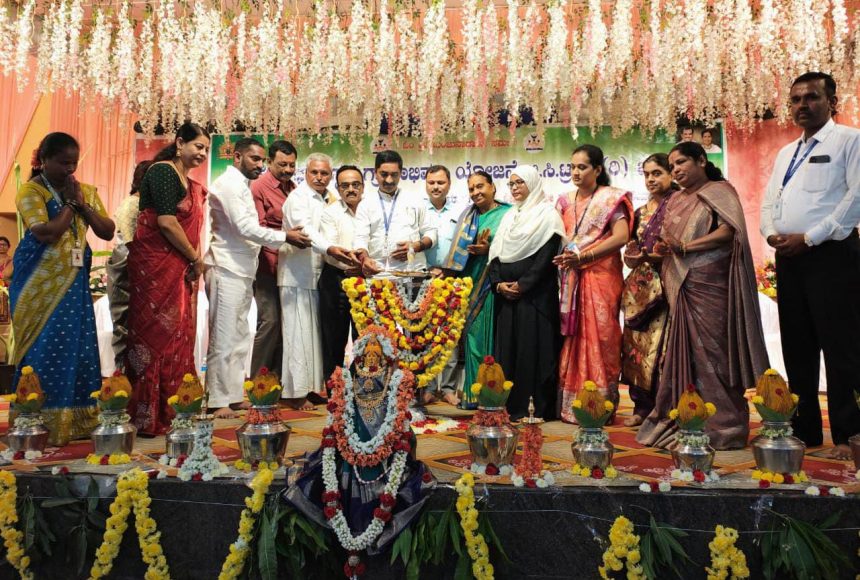 ಹೆಣ್ಣು ಕುಟುಂಬದ ಆರೋಗ್ಯದ ಕಣ್ಣು ; ಡಾ. ವೀಣಾ ಕೆ ಹೆಣ್ಣು ಕುಟುಂಬದ ಆರೋಗ್ಯದ ಕಣ್ಣು ; ಡಾ. ವೀಣಾ ಕೆ