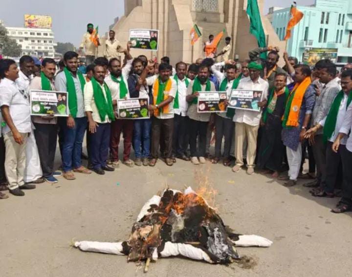  ಸಿದ್ದರಾಮಯ್ಯ, ಡಿ.ಕೆ.ಶಿವಕುಮಾರ್, ತಂಗಡಿಗಿ ಪ್ರತಿಕೃತಿ ದಹಿಸಿ ಬೃಹತ್ ಪ್ರತಿಭಟನೆ