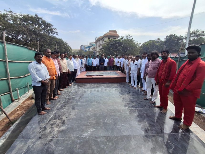 ಮಹರ್ಷಿ ಶ್ರೀ ವಾಲ್ಮೀಕಿ ಪುತ್ಥಳಿ ಅನಾವರಣ; ಸಮಾಜದ ಮುಖಂಡರಿಂದ ವೃತ್ತ ವೀಕ್ಷಣೆ