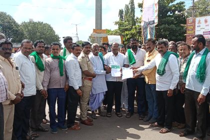 ಪ್ರತಿ ಟನ್ ಕಬ್ಬಿಗೆ 3500 ದರಕ್ಕಾಗಿ ಆಗ್ರಹಿಸಿ  ಯರಗಟ್ಟಿಯಲ್ಲಿ ರೈತರ ಪ್ರತಿಭಟನೆ