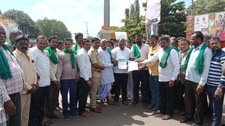 ಪ್ರತಿ ಟನ್ ಕಬ್ಬಿಗೆ 3500 ದರಕ್ಕಾಗಿ ಆಗ್ರಹಿಸಿ  ಯರಗಟ್ಟಿಯಲ್ಲಿ ರೈತರ ಪ್ರತಿಭಟನೆ