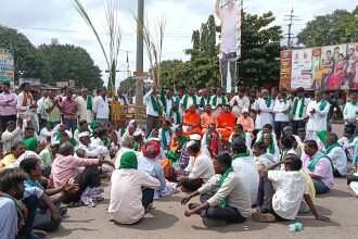 ಯರಗಟ್ಟಿಯಲ್ಲಿ ಕಬ್ಬಿನ ಬೆಲೆ ಏರಿಕೆಗೆ ಆಗ್ರಹಿಸಿ ಪ್ರತಿಭಟನೆ