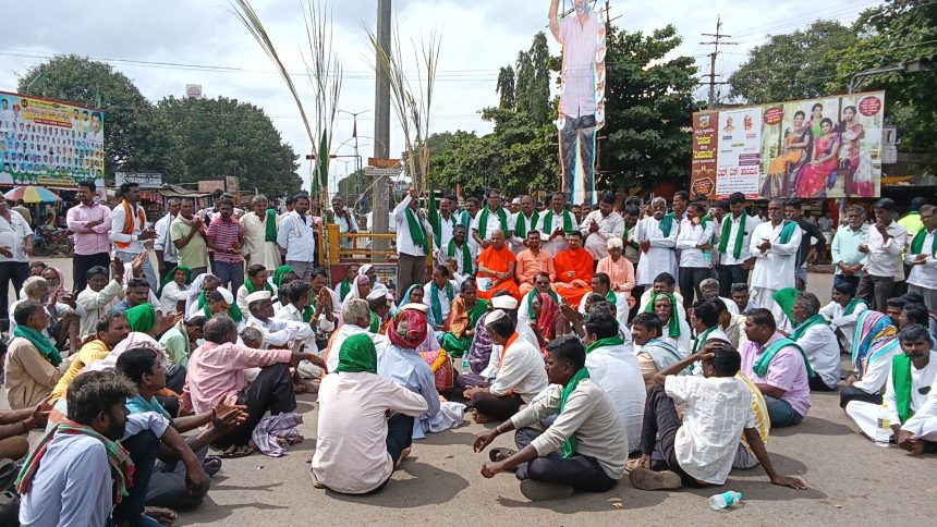 ಯರಗಟ್ಟಿಯಲ್ಲಿ ಕಬ್ಬಿನ ಬೆಲೆ ಏರಿಕೆಗೆ ಆಗ್ರಹಿಸಿ ಪ್ರತಿಭಟನೆ ಯರಗಟ್ಟಿಯಲ್ಲಿ ಕಬ್ಬಿನ ಬೆಲೆ ಏರಿಕೆಗೆ ಆಗ್ರಹಿಸಿ ಪ್ರತಿಭಟನೆ