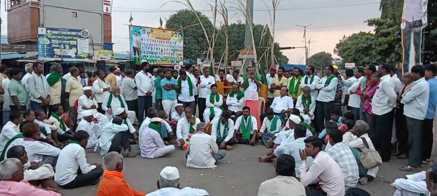 ಯರಗಟ್ಟಿಯಲ್ಲಿ ಮುಂದುವರೆದ ರೈತರ ಪ್ರತಿಭಟನೆ ಯರಗಟ್ಟಿಯಲ್ಲಿ ಮುಂದುವರೆದ ರೈತರ ಪ್ರತಿಭಟನೆ