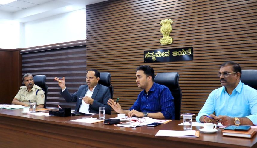 ಸಫಾಯಿ ಕರ್ಮಚಾರಿಗಳಿಗೆ ಕಾನೂನಾತ್ಮಕವಾಗಿ ಎಲ್ಲ ಸೌಲಭ್ಯ ಸಿಗಬೇಕು: ಡಿಸಿ ನಾಗೇಂದ್ರ ಪ್ರಸಾದ್.ಕೆ ಸೂಚನೆ ಸಫಾಯಿ ಕರ್ಮಚಾರಿಗಳಿಗೆ ಕಾನೂನಾತ್ಮಕವಾಗಿ ಎಲ್ಲ ಸೌಲಭ್ಯ ಸಿಗಬೇಕು: ಡಿಸಿ ನಾಗೇಂದ್ರ ಪ್ರಸಾದ್.ಕೆ ಸೂಚನೆ