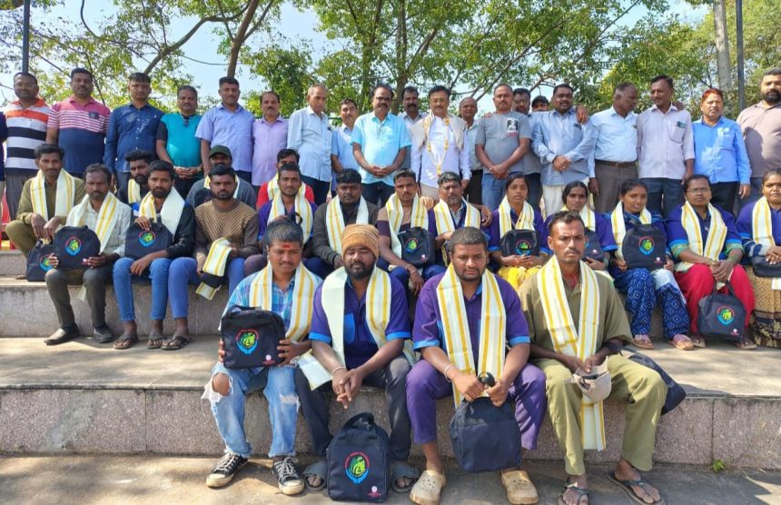 ಪೌರಕಾರ್ಮಿಕರನ್ನು ಗೌರವದಿಂದ ನೋಡಬೇಕು: ಸುರೇಶ ಯಾದವ