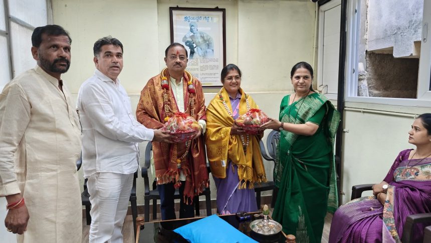 ಡಿಸಿಸಿ ಬ್ಯಾಂಕ ಅಧ್ಯಕ್ಷ ಜೊಲ್ಲೆ ಹಾಗೂ ನಿರ್ದೇಶಕರಿಗೆ ಸನ್ಮಾನ ಡಿಸಿಸಿ ಬ್ಯಾಂಕ ಅಧ್ಯಕ್ಷ ಜೊಲ್ಲೆ ಹಾಗೂ ನಿರ್ದೇಶಕರಿಗೆ ಸನ್ಮಾನ