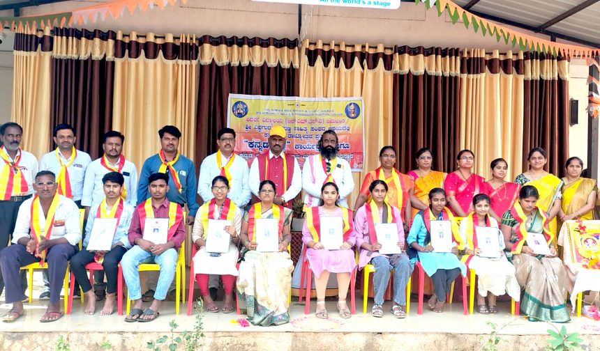 ಆಂಗ್ಲ ಮಾಧ್ಯಮ ಶಾಲೆಯಲ್ಲಿ ಕನ್ನಡದ ಕಂಪು ಹರಡಿಸಿದ ಶಿಕ್ಷಕರ ಕಾರ್ಯ ಶ್ಲಾಘನೀಯ. ಬಿಇಒ ಬಸಣ್ಣವರ. ಆಂಗ್ಲ ಮಾಧ್ಯಮ ಶಾಲೆಯಲ್ಲಿ ಕನ್ನಡದ ಕಂಪು ಹರಡಿಸಿದ ಶಿಕ್ಷಕರ ಕಾರ್ಯ ಶ್ಲಾಘನೀಯ. ಬಿಇಒ ಬಸಣ್ಣವರ.