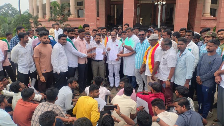 ಸರ್ಕಾರಿ ಖಾಲಿ ಹುದ್ದೆಗಳ ಭರ್ತಿಗೆ ಆಗ್ರಹಿಸಿ ಮನವಿ ಸಲ್ಲಿಕೆ ಸರ್ಕಾರಿ ಖಾಲಿ ಹುದ್ದೆಗಳ ಭರ್ತಿಗೆ ಆಗ್ರಹಿಸಿ ಮನವಿ ಸಲ್ಲಿಕೆ