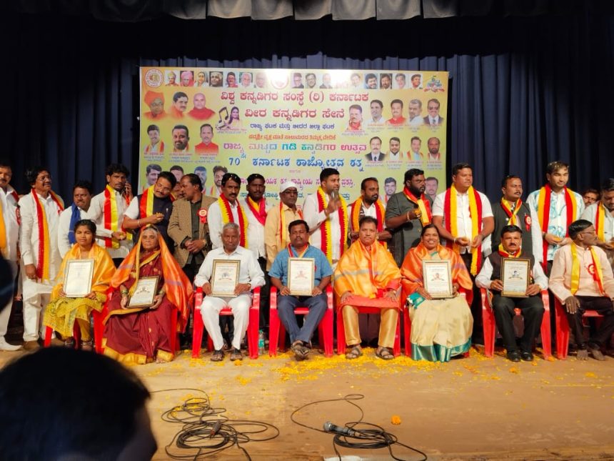 ಗಡಿ ಕನ್ನಡಿಗರ ಉತ್ಸವ; ಸರಿಗಮಪ ಸೀಜನ್ 21 ವಿಜೇತ ಶಿವಾನಿ ಸ್ವಾಮಿಗೆ ಪ್ರಶಸ್ತಿ ಪ್ರದಾನ ಗಡಿ ಕನ್ನಡಿಗರ ಉತ್ಸವ; ಸರಿಗಮಪ ಸೀಜನ್ 21 ವಿಜೇತ ಶಿವಾನಿ ಸ್ವಾಮಿಗೆ ಪ್ರಶಸ್ತಿ ಪ್ರದಾನ