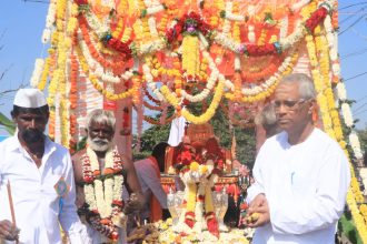 ನಗರದಲ್ಲಿ ಮನ್ನಿಕಟ್ಟಿ ಶ್ರೀಮಾರುತೇಶ್ವರ ಬಂಗಾರದ ಕೀರಿಟ ಹಾಗೂ ಬೆಳ್ಳಿ ಪಲ್ಲಕ್ಕಿ ಮೇರವಣಿಗೆ