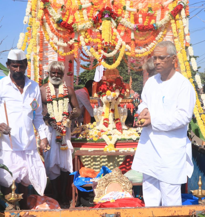 ಮನ್ನಿಕಟ್ಟಿ ಶ್ರೀಮಾರುತೇಶ್ವರ ಬಂಗಾರದ ಕೀರಿಟ ಹಾಗೂ ಬೆಳ್ಳಿ ಪಲ್ಲಕ್ಕಿ ಮೇರವಣಿಗೆ