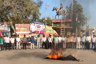 ಹಿಂದೂಗಳ ಮೇಲಿನ ದಾಳಿಗೆ ಖಂಡಿನೆ : ಬಾಂಗ್ಲಾ ಪ್ರಧಾನಿ ಪ್ರತಿಕೃತಿ ದಹಿಸಿ ಮೂಲಕ ಪ್ರತಿಭಟನೆ