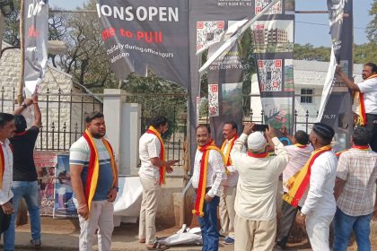 ಕನ್ನಡ ಭಾಷೆ ಬಳಕೆ ಮಾಡದ ಅನ್ಯ ಭಾಷೆ ಬೊರ್ಡ ಹರಿದು ಕರವೆ ಪ್ರತಿಭಟನೆ