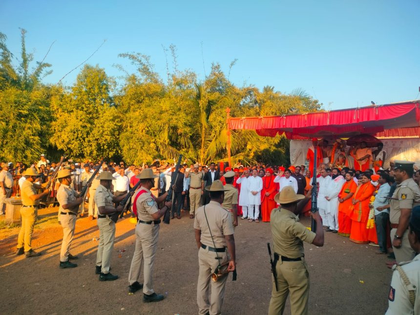 ಲಿಂ. ಶ್ರೀ ಚನ್ನಬಸವ ಶ್ರೀಗಳ ಅಂತಿಮ ದರ್ಶನ ಪಡೆದ ಸಚಿವರು ಲಿಂ. ಶ್ರೀ ಚನ್ನಬಸವ ಶ್ರೀಗಳ ಅಂತಿಮ ದರ್ಶನ ಪಡೆದ ಸಚಿವರು