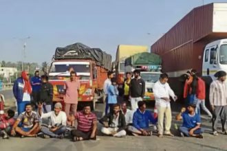 ಜೀವಭಯದಲ್ಲಿ ಹೆದ್ದಾರಿ ದಾಟಬೇಕಾಗಿದೆ : ಕೆಳ ಸೇತುವೆ ನಿರ್ಮಿಸಲು ಆಗ್ರಹಿಸಿ ಪ್ರತಿಭಟನೆ