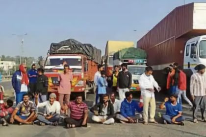 ಜೀವಭಯದಲ್ಲಿ ಹೆದ್ದಾರಿ ದಾಟಬೇಕಾಗಿದೆ : ಕೆಳ ಸೇತುವೆ ನಿರ್ಮಿಸಲು ಆಗ್ರಹಿಸಿ ಪ್ರತಿಭಟನೆ