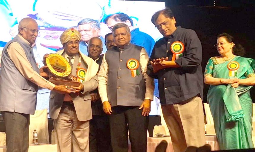 ಸಂಸ್ಕಾರವು ಮನೆಯಿಂದಲೇ ಆರಂಭವಾಗಬೇಕು; ಸುಶಿಕ್ಷಿತರಲ್ಲಿ ನೈತಿಕತೆ ಅಗತ್ಯ: ಡಾ. ಗುರುರಾಜ್ ಕರಜಗಿ ಸಂಸ್ಕಾರವು ಮನೆಯಿಂದಲೇ ಆರಂಭವಾಗಬೇಕು; ಸುಶಿಕ್ಷಿತರಲ್ಲಿ ನೈತಿಕತೆ ಅಗತ್ಯ: ಡಾ. ಗುರುರಾಜ್ ಕರಜಗಿ