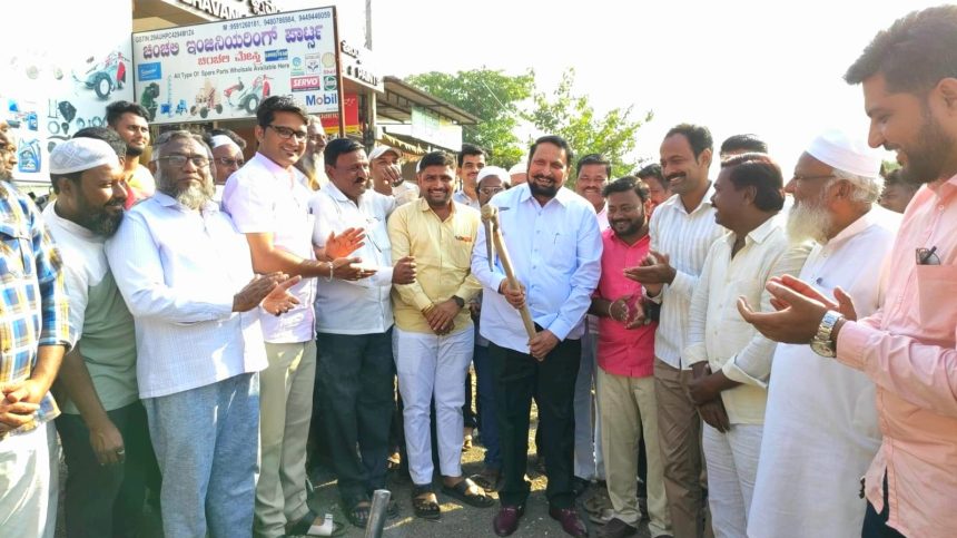 3.35 ಕೋಟಿ ರೂ. ವೆಚ್ಚದಲ್ಲಿ ರಸ್ತೆ ಅಭಿವೃದ್ಧಿ ಕಾಮಗಾರಿಗೆ ಚಾಲನೆ ನೀಡಿದ ಶಾಸಕ ಲಕ್ಷ್ಮಣ ಸವದಿ
