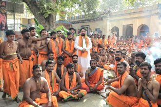 ಹನುಮ ಮಾಲಾಧಾರಿಗಳ ಪವಮಾನ ಹೋಮದಲ್ಲಿ ಶಾಸಕ ಲಕ್ಷ್ಮಣ ಸವದಿ ಭಾಗಿ: ನಾಲ್ಕು ವರ್ಷಗಳಿಂದ ಉಚಿತ ಬಸ್ ಸೇವೆ*