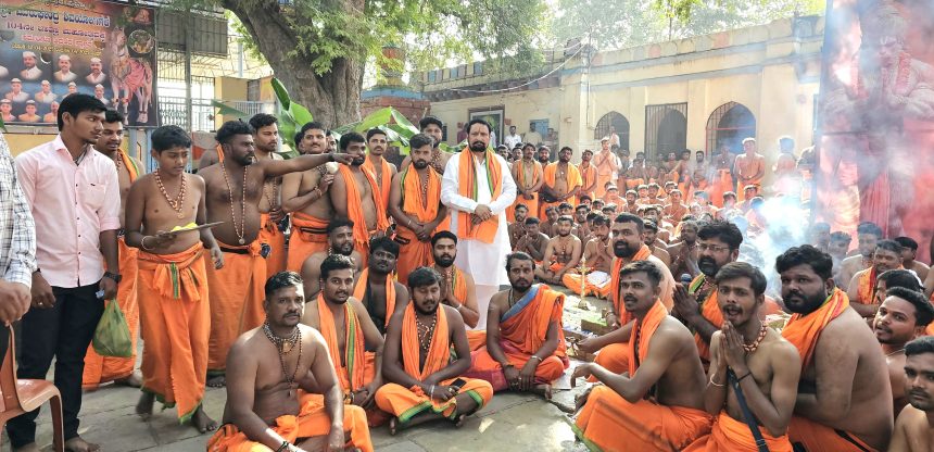 ಹನುಮ ಮಾಲಾಧಾರಿಗಳ ಪವಮಾನ ಹೋಮದಲ್ಲಿ ಶಾಸಕ ಲಕ್ಷ್ಮಣ ಸವದಿ ಭಾಗಿ: ನಾಲ್ಕು ವರ್ಷಗಳಿಂದ ಉಚಿತ ಬಸ್ ಸೇವೆ* ಹನುಮ ಮಾಲಾಧಾರಿಗಳ ಪವಮಾನ ಹೋಮದಲ್ಲಿ ಶಾಸಕ ಲಕ್ಷ್ಮಣ ಸವದಿ ಭಾಗಿ: ನಾಲ್ಕು ವರ್ಷಗಳಿಂದ ಉಚಿತ ಬಸ್ ಸೇವೆ*