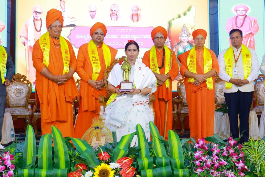 ಮಠಗಳ ಸೇವಾ ಕಾರ್ಯ ಸರ್ಕಾರಕ್ಕೆ ಸ್ಫೂರ್ತಿ: ಸಚಿವೆ ಲಕ್ಷ್ಮೀ ಹೆಬ್ಬಾಳಕರ್ ಮಠಗಳ ಸೇವಾ ಕಾರ್ಯ ಸರ್ಕಾರಕ್ಕೆ ಸ್ಫೂರ್ತಿ: ಸಚಿವೆ ಲಕ್ಷ್ಮೀ ಹೆಬ್ಬಾಳಕರ್