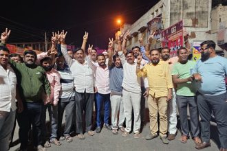 “ಅಥಣಿ ನಗರಸಭೆಯಾಗಿ ಮೇಲ್ದರ್ಜೆಗೆ ಪಟಾಕಿ ಸಿಡಿಸಿ ಸಿಹಿ ಹಂಚಿ ಸಂಭ್ರಮಾಚರಣೆ” ಶಿವಕುಮಾರ ಸವದಿ, ದಿಲೀಪ ಲೋಣಾರೆ ‌ಭಾಗಿ