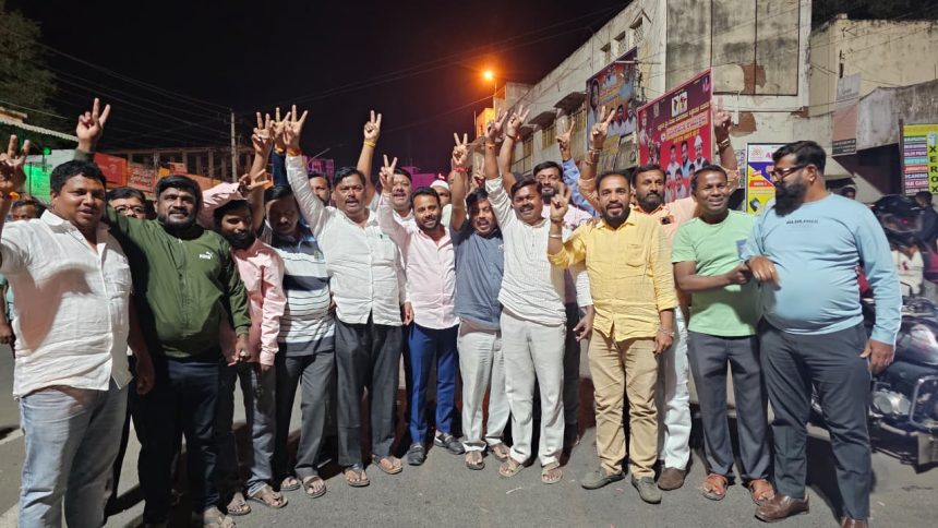 “ಅಥಣಿ ನಗರಸಭೆಯಾಗಿ ಮೇಲ್ದರ್ಜೆಗೆ ಪಟಾಕಿ ಸಿಡಿಸಿ ಸಿಹಿ ಹಂಚಿ ಸಂಭ್ರಮಾಚರಣೆ” ಶಿವಕುಮಾರ ಸವದಿ, ದಿಲೀಪ ಲೋಣಾರೆ ಭಾಗಿ “ಅಥಣಿ ನಗರಸಭೆಯಾಗಿ ಮೇಲ್ದರ್ಜೆಗೆ ಪಟಾಕಿ ಸಿಡಿಸಿ ಸಿಹಿ ಹಂಚಿ ಸಂಭ್ರಮಾಚರಣೆ” ಶಿವಕುಮಾರ ಸವದಿ, ದಿಲೀಪ ಲೋಣಾರೆ ಭಾಗಿ