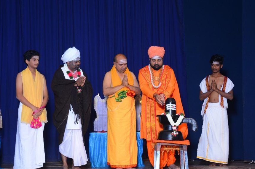 ಜನಮನ ಸೂರೆಗೊಂಡ ‘ಕರ್ಪೂರದ ಬೆಳಗು’ ಗುರು–ಶಿಷ್ಯ ಪರಂಪರೆಯ ಜೀವಂತ ರಂಗಾನುಭವ..