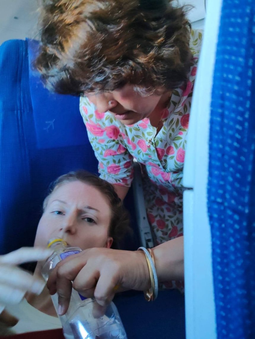 ಯುವತಿ ಪ್ರಾಣ ಉಳಿಸಿ ಮಾನವೀಯತೆ ಮೆರೆದ ಮಾಜಿ ಶಾಸಕಿ ಡಾ. ಅಂಜಲಿ ನಿಂಬಾಳ್ಕರ್ ಯುವತಿ ಪ್ರಾಣ ಉಳಿಸಿ ಮಾನವೀಯತೆ ಮೆರೆದ ಮಾಜಿ ಶಾಸಕಿ ಡಾ. ಅಂಜಲಿ ನಿಂಬಾಳ್ಕರ್