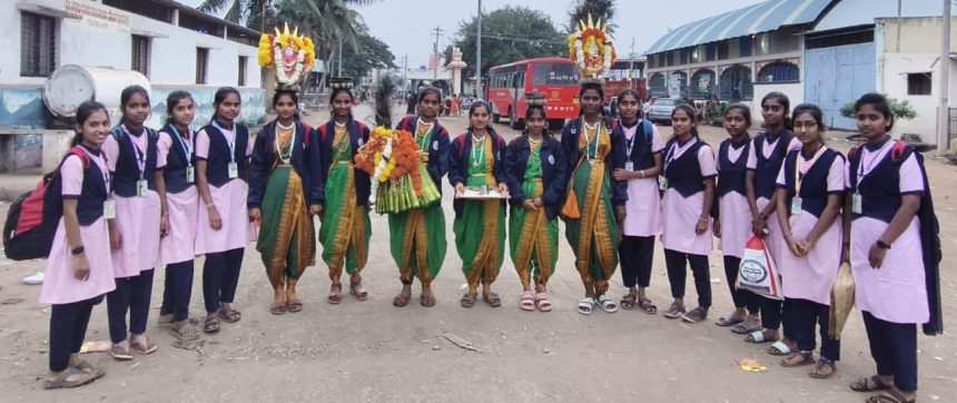 ಜಾನಪದ ನೃತ್ಯದಲ್ಲಿ ಜಿಲ್ಲಾ ಮಟ್ಟಕ್ಕೆ ಆಯ್ಕೆಯಾದ ಮೊರಾರ್ಜಿ ದೇಸಾಯಿ ವಸತಿ ಶಾಲೆಯ ವಿದ್ಯಾರ್ಥಿಗಳು