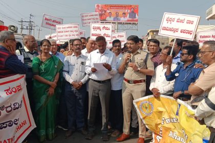 ವೈದ್ಯಕೀಯ ಸಿಬ್ಬಂದಿ ಮೇಲಿನ ಹಲ್ಲೆ ಖಂಡಿಸಿ ಪ್ರತಿಭಟನೆ