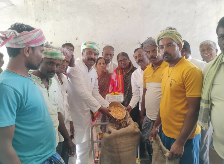 ಲಕ್ಷ್ಮೇಶ್ವರದಲ್ಲಿ ಗೋವಿನಜೋಳಕ್ಕೆ ಅಧಿಕೃತವಾಗಿ ಖರೀದಿ ಕಾರ್ಯಕ್ಕೆ ಚಾಲನೆ ಲಕ್ಷ್ಮೇಶ್ವರದಲ್ಲಿ ಗೋವಿನಜೋಳಕ್ಕೆ ಅಧಿಕೃತವಾಗಿ ಖರೀದಿ ಕಾರ್ಯಕ್ಕೆ ಚಾಲನೆ